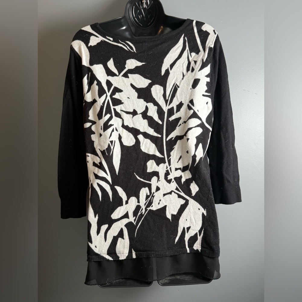 Chico's Travelers Monochrome Leaf Pattern Tunic Sheer Bottom Hem Womens Sz 2 - Picture 6 of 6